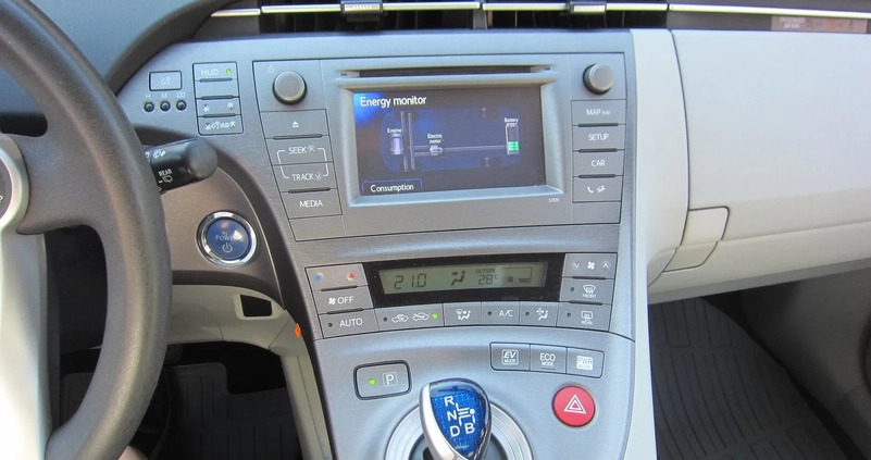 Toyota Prius cena 44000 przebieg: 250000, rok produkcji 2012 z Koszalin małe 106